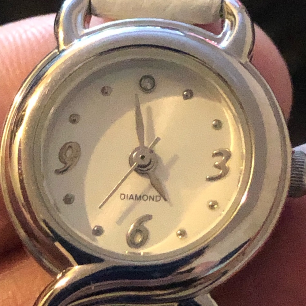 Ladies Diamond white genuine leather watch - Picture 5 of 9